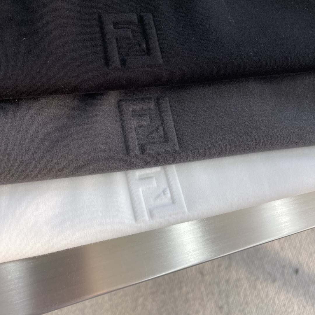 -FEND 2025秋冬系列长袖打底T码数：M-5XL 常规版型抗菌保暖棉。面料布面细腻，延展性强，光泽