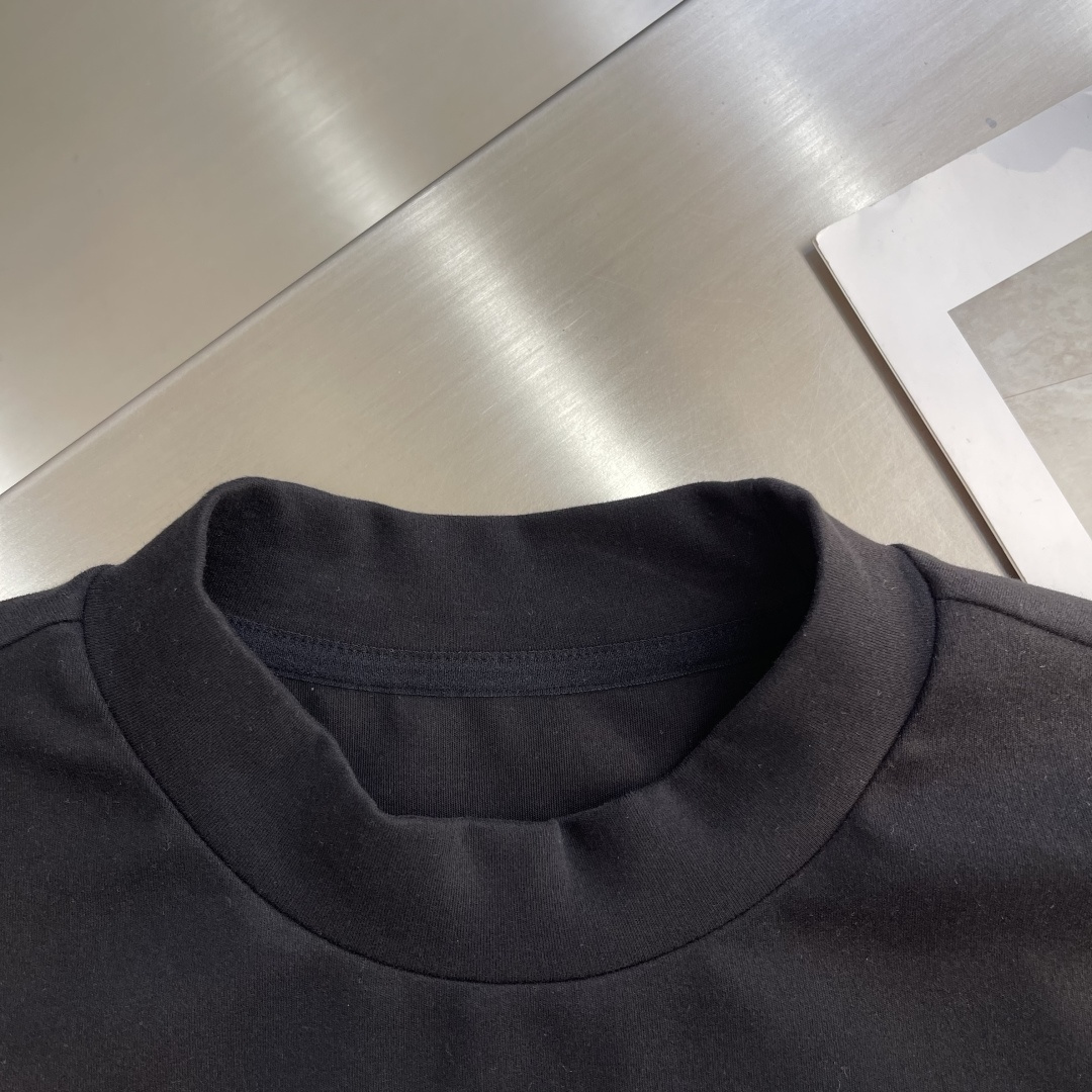 -FEND 2025秋冬系列长袖打底T码数：M-5XL 常规版型抗菌保暖棉。面料布面细腻，延展性强，光泽