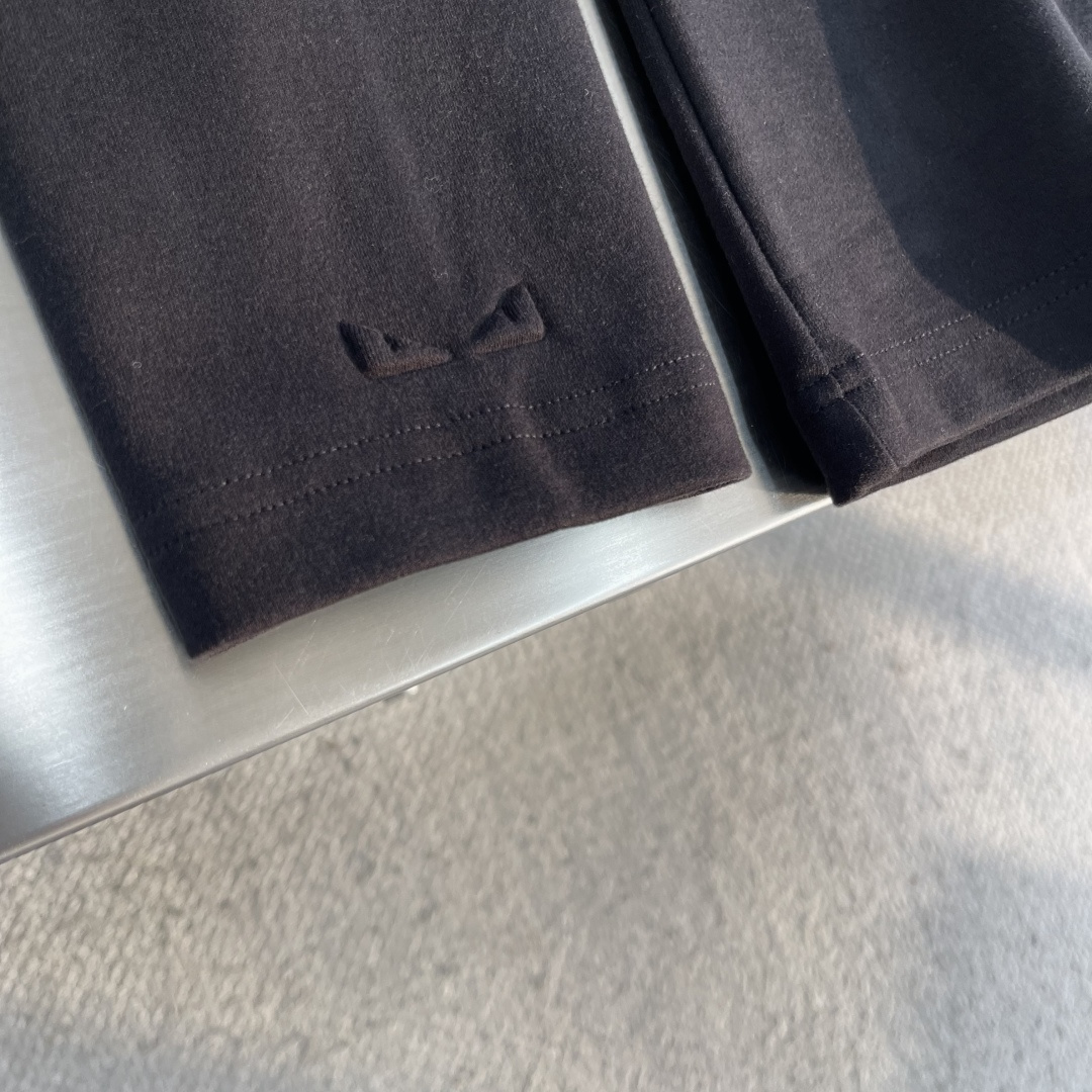 -FEND 2025秋冬系列长袖打底T码数：M-5XL 常规版型抗菌保暖棉。面料布面细腻，延展性强，光泽