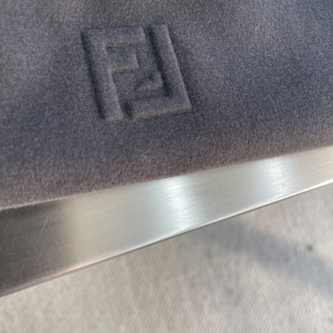 -FEND 2025秋冬系列长袖打底T码数：M-5XL 常规版型抗菌保暖棉。面料布面细腻，延展性强，光泽