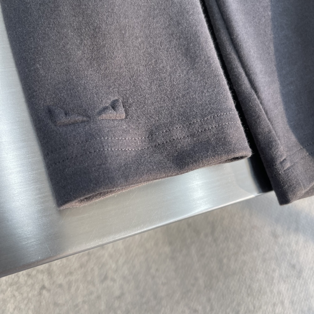 -FEND 2025秋冬系列长袖打底T码数：M-5XL 常规版型抗菌保暖棉。面料布面细腻，延展性强，光泽