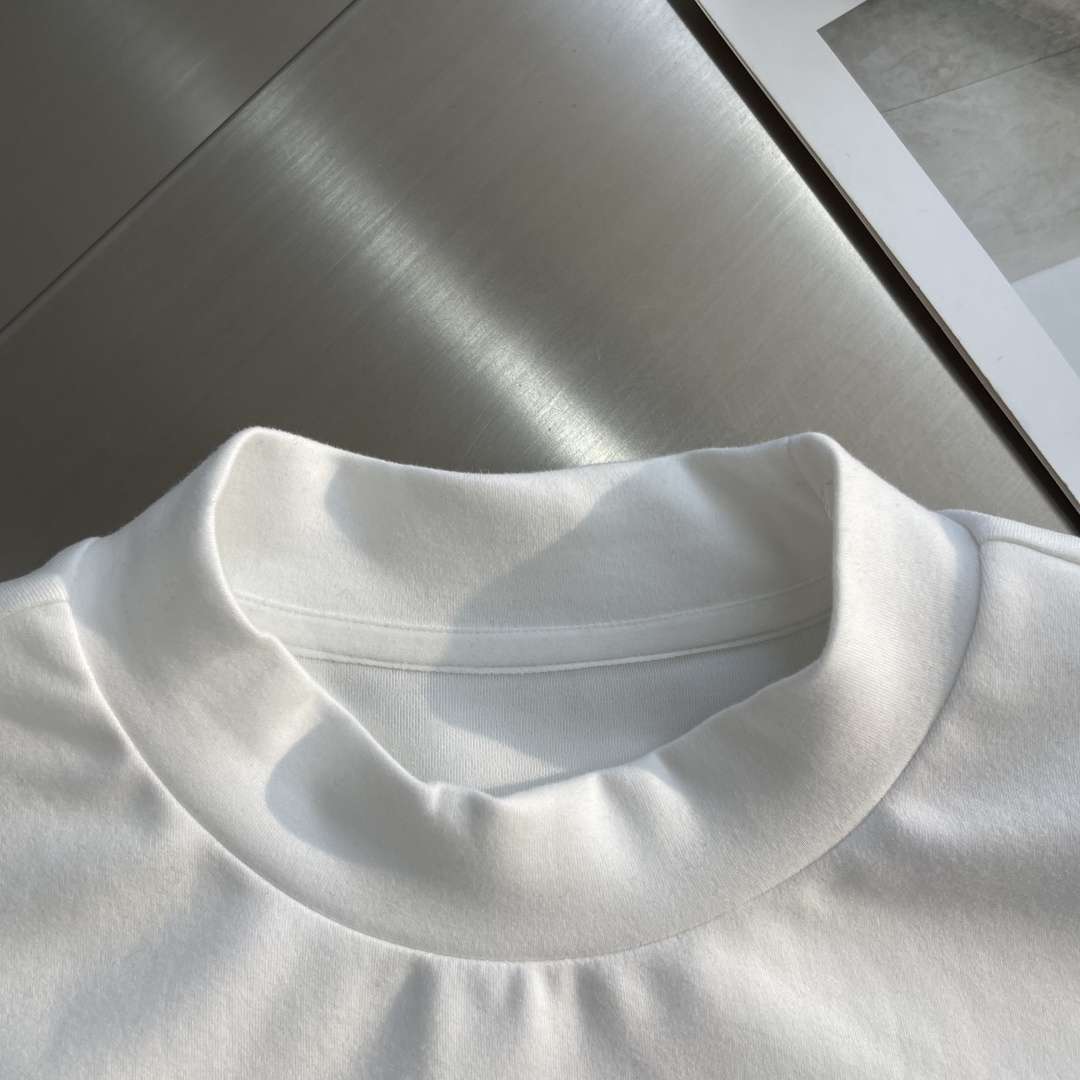 -FEND 2025秋冬系列长袖打底T码数：M-5XL 常规版型抗菌保暖棉。面料布面细腻，延展性强，光泽