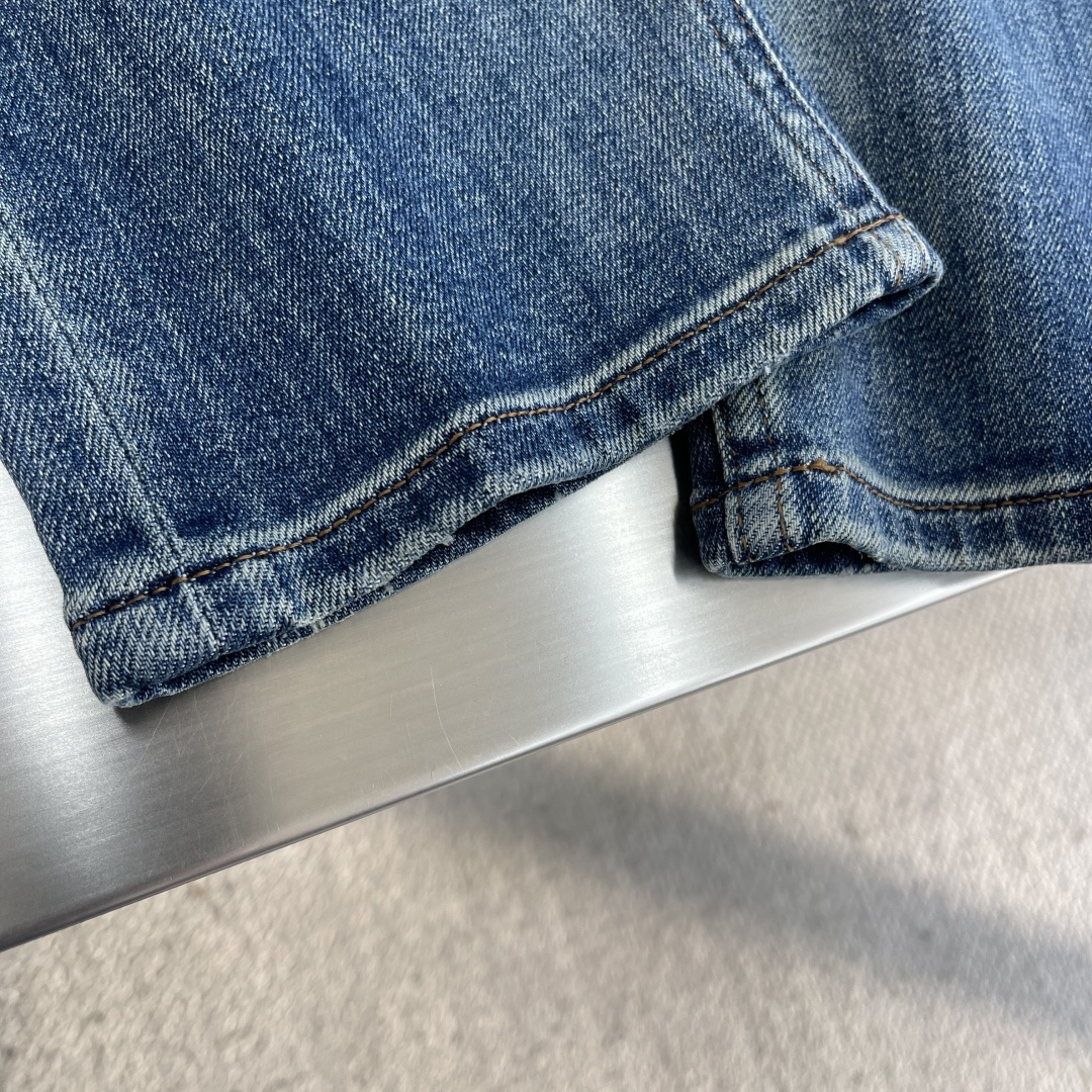 -EA 阿玛泥 25fw新款牛仔裤 小直筒版型 面料柔软舒适 带弹力 透气性好 搭配经典三角标设计 时尚