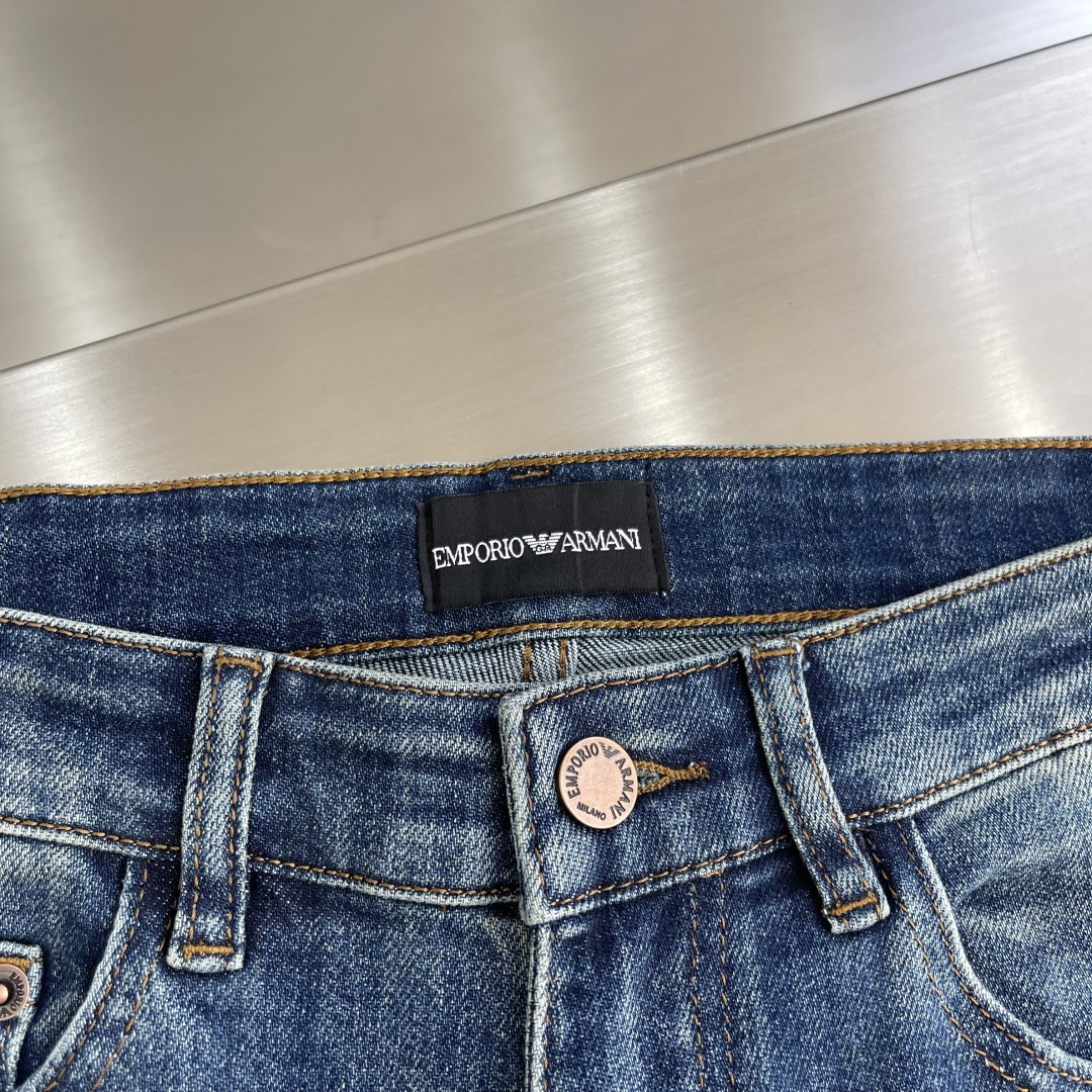 -EA 阿玛泥 25fw新款牛仔裤 小直筒版型 面料柔软舒适 带弹力 透气性好 搭配经典三角标设计 时尚