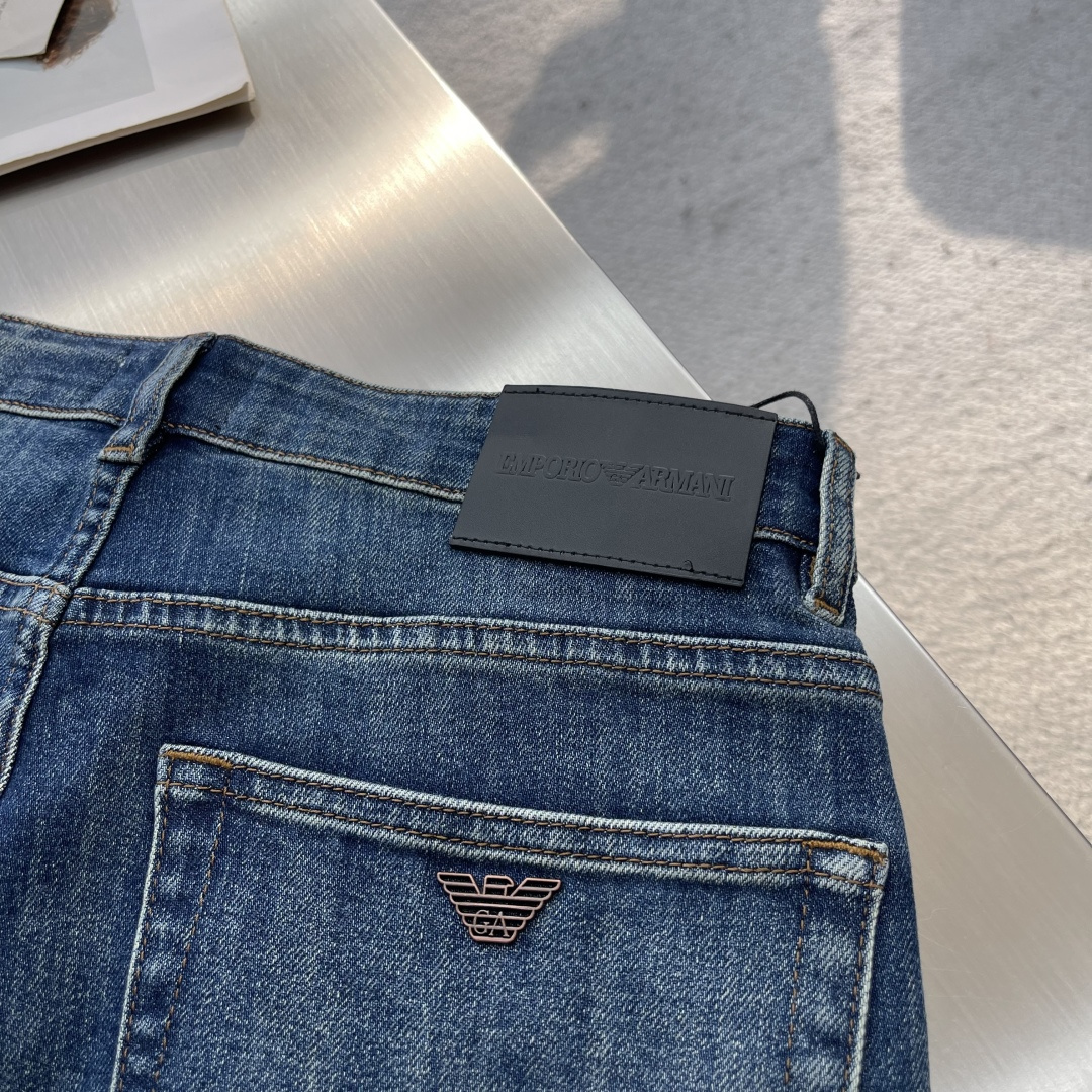 -EA 阿玛泥 25fw新款牛仔裤 小直筒版型 面料柔软舒适 带弹力 透气性好 搭配经典三角标设计 时尚