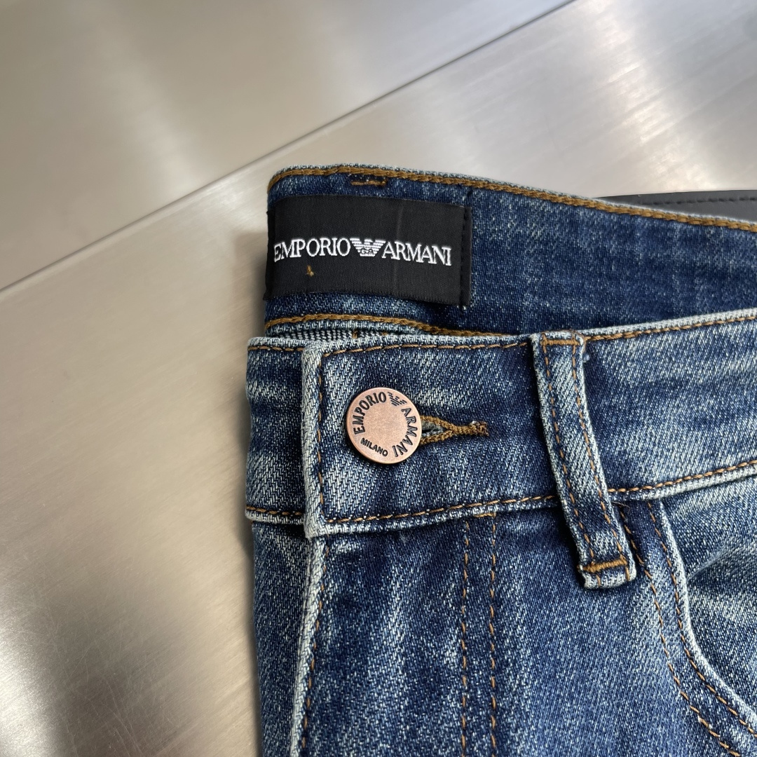 -EA 阿玛泥 25fw新款牛仔裤 小直筒版型 面料柔软舒适 带弹力 透气性好 搭配经典三角标设计 时尚