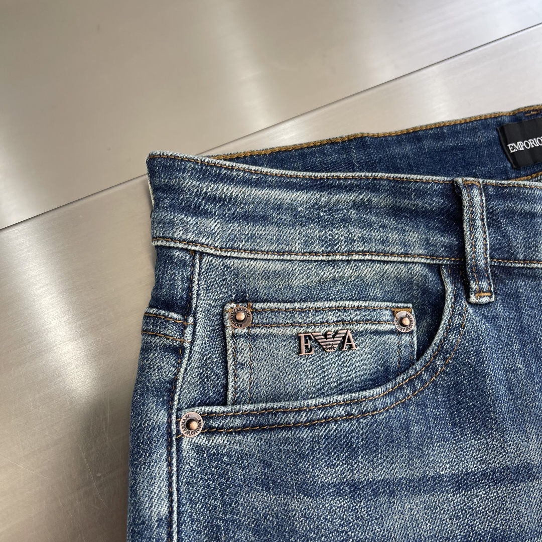 -EA 阿玛泥 25fw新款牛仔裤 小直筒版型 面料柔软舒适 带弹力 透气性好 搭配经典三角标设计 时尚