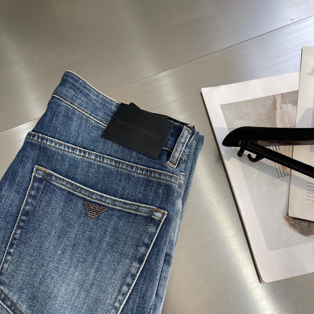 -EA 阿玛泥 25fw新款牛仔裤 小直筒版型 面料柔软舒适 带弹力 透气性好 搭配经典三角标设计 时尚