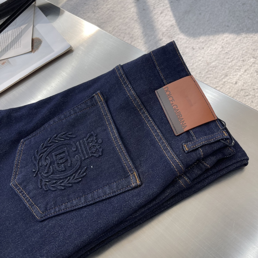 NO:540651,-DG2025fw new jeans, wash and naturally not easily deformed and decolorized, three-dimensional tailoring perfectly shaped fabric, comfortable and soft, casually matched, comfortable means its interpretation of fashion and leisure. DG's consistent style reflects the brand's pursuit of quality, with a bit of hedonist flavor, pays great attention to details, likes everything that is not formulaic, pursues freedom, DOLCE&GABB*NA's style is very unique, and insists on making plates and designing logo waist brand design at the beginning of its business!  For the fashion industry that paid attention to the show at that time, it was quite unique. Size 29-38 (35 37), Dolce & Gabbana, Dolce & Gabbana, jeans, alexander wang19860909-DG2025fw新品牛仔裤,水洗处理自然不易变形脱色、立体剪裁完美塑形面料质舒适柔软随意搭配、舒适代表它对时尚休闲的诠释是DG一贯作风细节处体现这个品牌对品质的追求,带点享乐主义者的味道,非常注重细节,喜欢一切非公式化的东西,追求自由杜嘉班纳 (DOLCE&GABB*NA) 的作风非常独特,创业之初坚持自己制版、设计标识logo腰牌设计！对于当时讲究排场的时装界,是相当独树一格的. 尺码29-38（35 37）,,Dolce&Gabbana,Dolce&Gabbana,jeans,alexander wang,Men's clothing