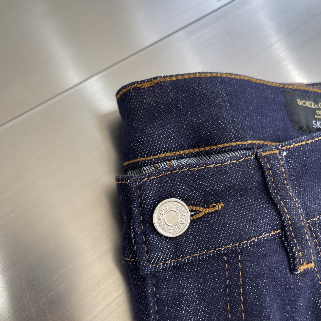 -DG 2025fw新品牛仔裤，水洗处理自然不易变形脱色、立体剪裁完美塑形面料质舒适柔软随意搭配、舒适代