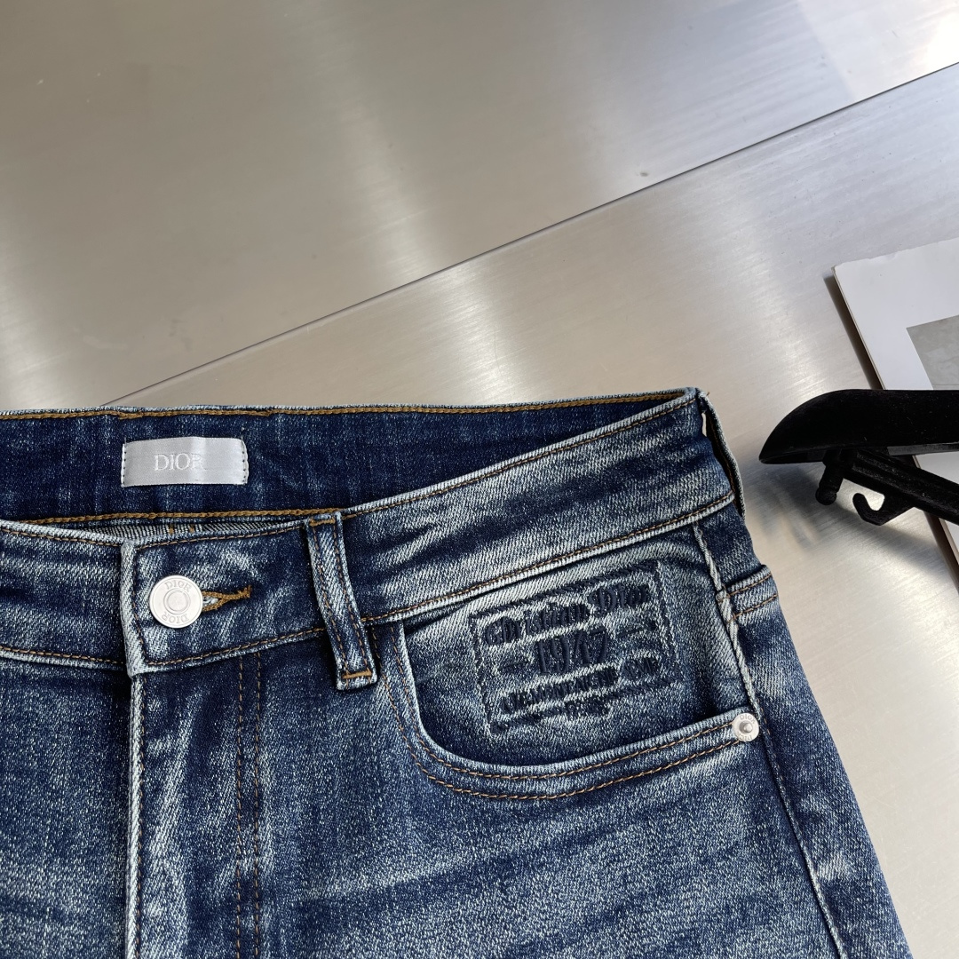 -Dio 25fw新品牛仔裤 原色系 面料带弹力 舒适度高 立体剪裁 后口袋处搭配时尚印花字母 码数：2