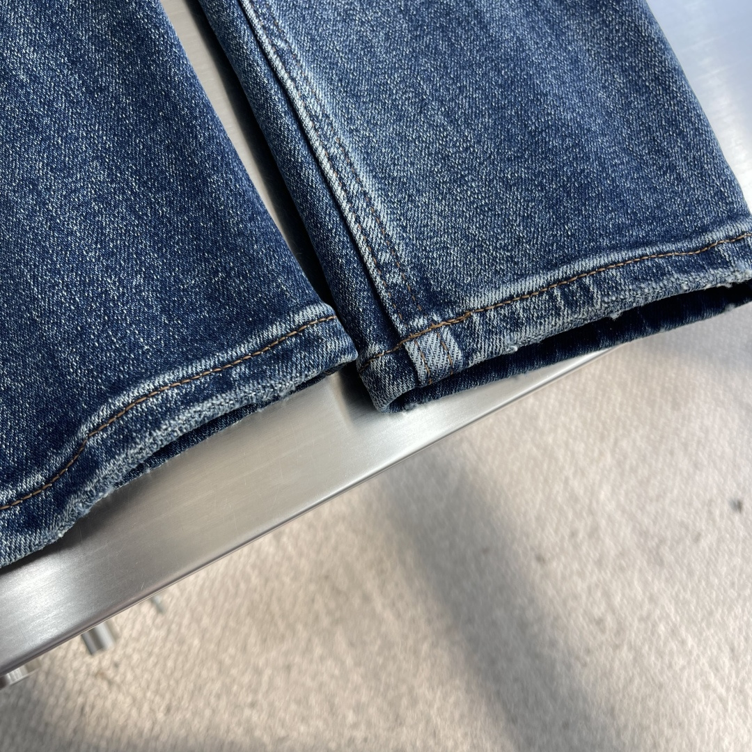 -Dio 25fw新品牛仔裤 原色系 面料带弹力 舒适度高 立体剪裁 后口袋处搭配时尚印花字母 码数：2