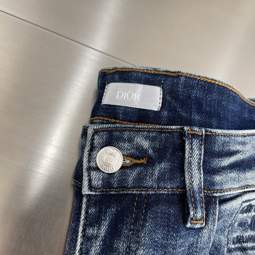 -Dio 25fw新品牛仔裤 原色系 面料带弹力 舒适度高 立体剪裁 后口袋处搭配时尚印花字母 码数：2