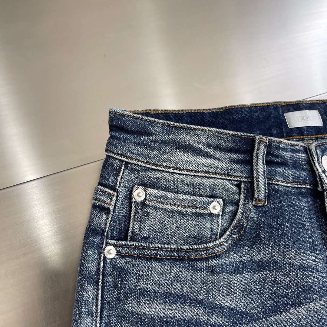 -Dio 25fw新品牛仔裤 原色系 面料带弹力 舒适度高 立体剪裁 后口袋处搭配时尚印花字母 码数：2