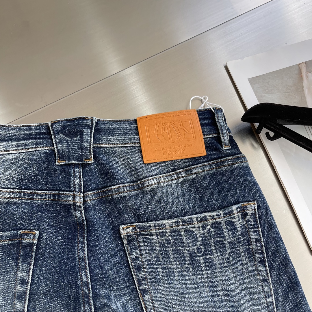 -Dio 25fw新品牛仔裤 原色系 面料带弹力 舒适度高 立体剪裁 后口袋处搭配时尚印花字母 码数：2