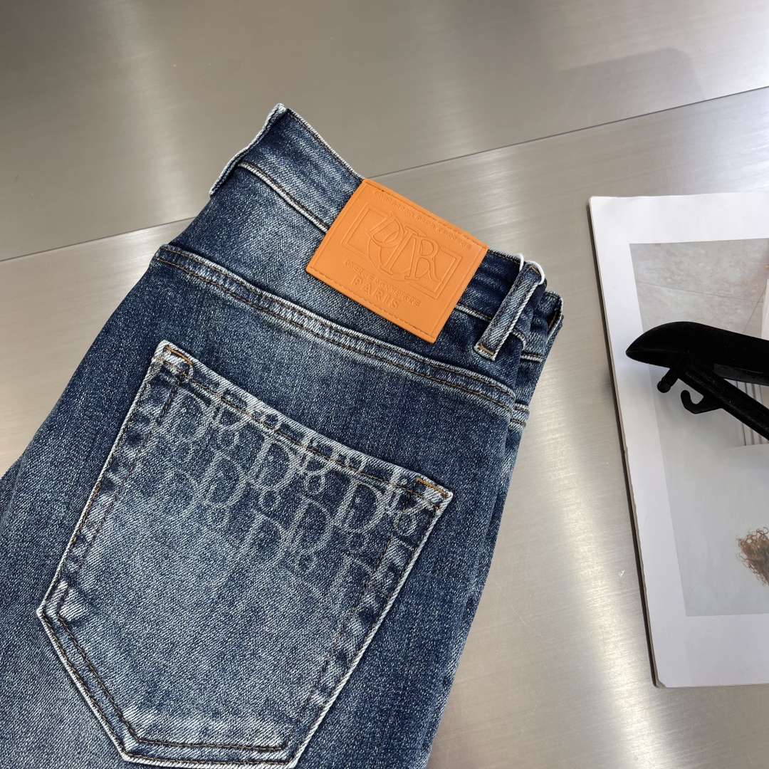 NO:540655,-Dio25fw new jeans, original color, fabric with elasticity, high comfort, three-dimensional tailoring, fashionable printed letters in the back pocket, 29-38 (35 37),,dior,jeans,alexander wang19860909-Dio25fw新品牛仔裤 原色系 面料带弹力 舒适度高 立体剪裁 后口袋处搭配时尚印花字母 码数29-38（35 37）,,dior,jeans,alexander wang,Men's clothing