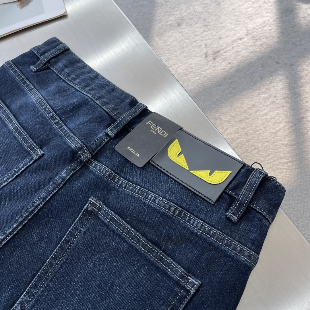 -FEND 秋冬新款上新，四季中厚❤️款 男士牛仔裤。进口原版水洗弹力面料，复杂的手工艺叠加，任何一个洗