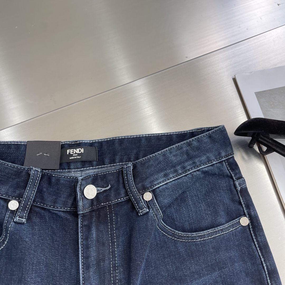 -FEND 秋冬新款上新，四季中厚❤️款 男士牛仔裤。进口原版水洗弹力面料，复杂的手工艺叠加，任何一个洗