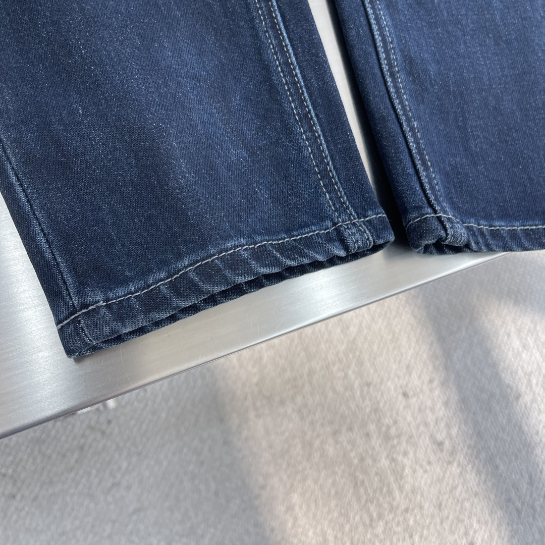 -FEND 秋冬新款上新，四季中厚❤️款 男士牛仔裤。进口原版水洗弹力面料，复杂的手工艺叠加，任何一个洗