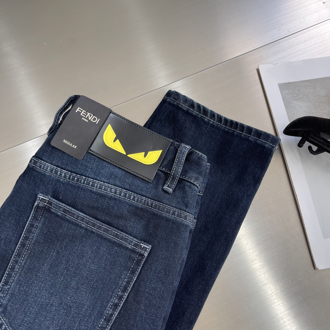 -FEND 秋冬新款上新，四季中厚❤️款 男士牛仔裤。进口原版水洗弹力面料，复杂的手工艺叠加，任何一个洗
