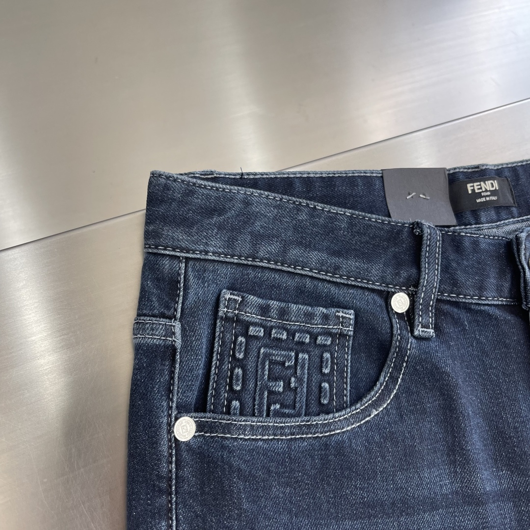 -FEND 秋冬新款上新，四季中厚❤️款 男士牛仔裤。进口原版水洗弹力面料，复杂的手工艺叠加，任何一个洗