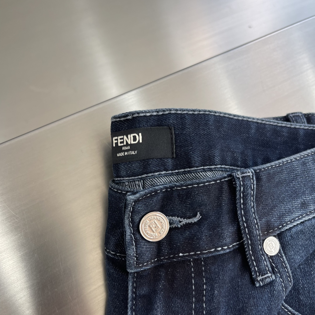 -FEND 秋冬新款上新，四季中厚❤️款 男士牛仔裤。进口原版水洗弹力面料，复杂的手工艺叠加，任何一个洗