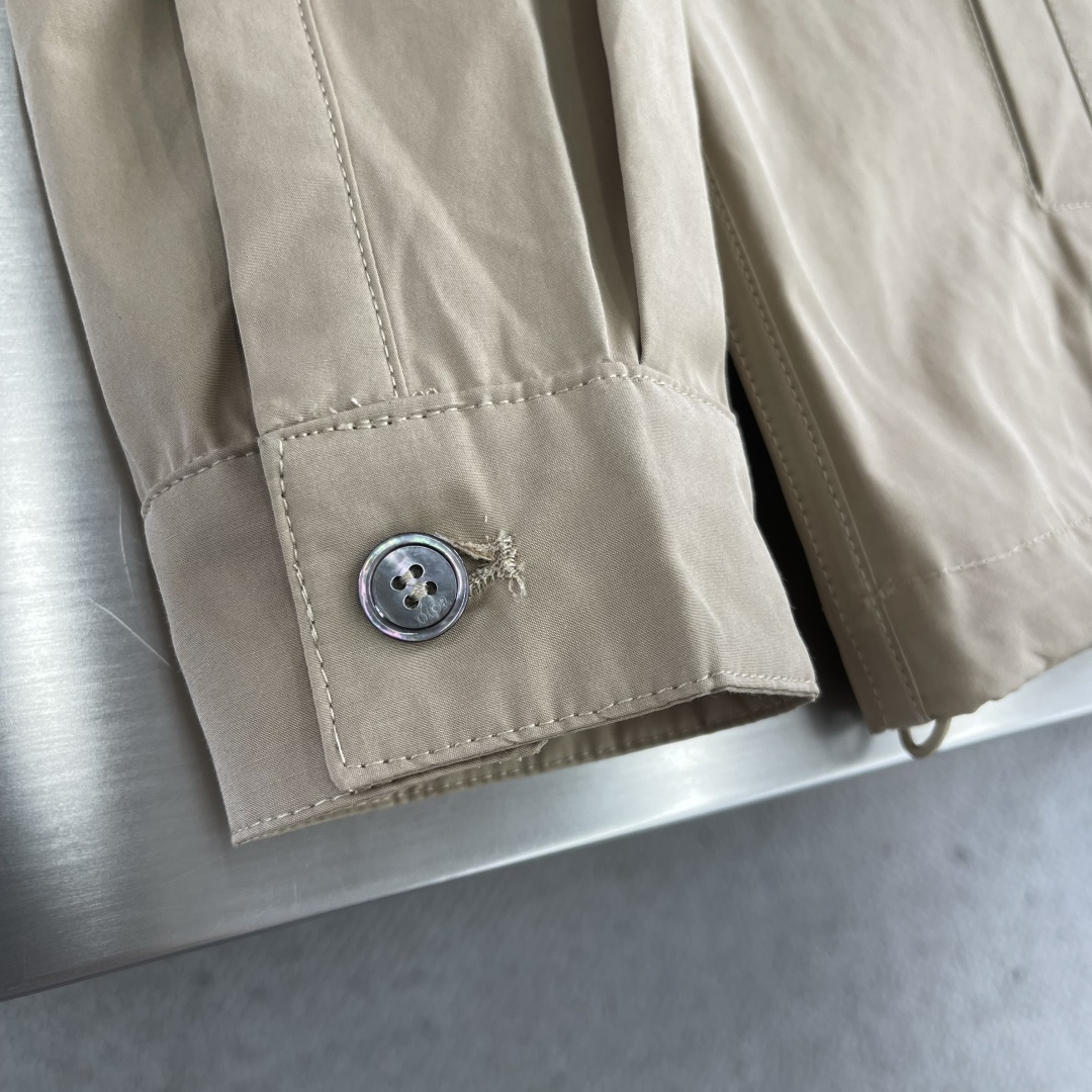 -Dio 25fw新款拉链衬衫夹克，这款拉链衬衫夹克重新诠释经典设计，打造时尚造型。采用棉质混纺面料精心