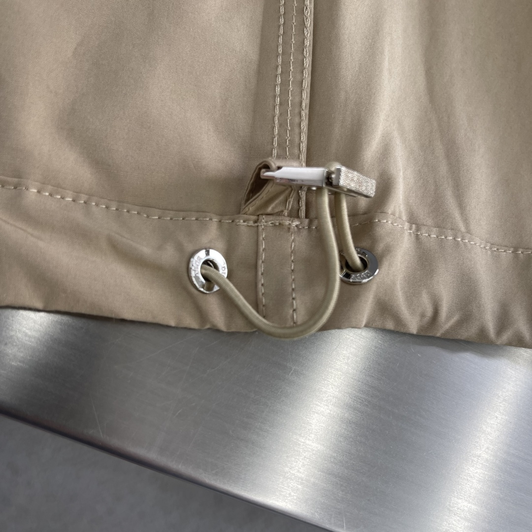 -Dio 25fw新款拉链衬衫夹克，这款拉链衬衫夹克重新诠释经典设计，打造时尚造型。采用棉质混纺面料精心