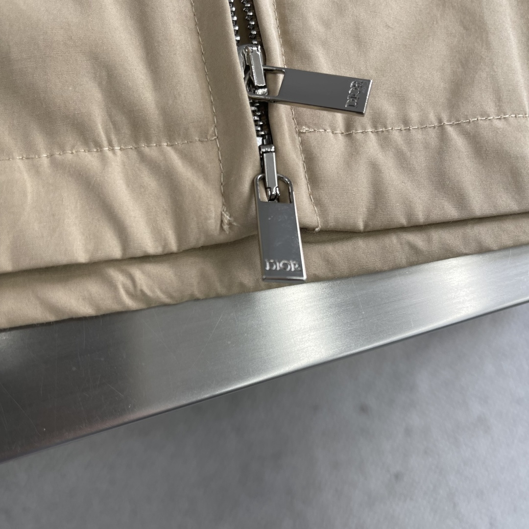 -Dio 25fw新款拉链衬衫夹克，这款拉链衬衫夹克重新诠释经典设计，打造时尚造型。采用棉质混纺面料精心