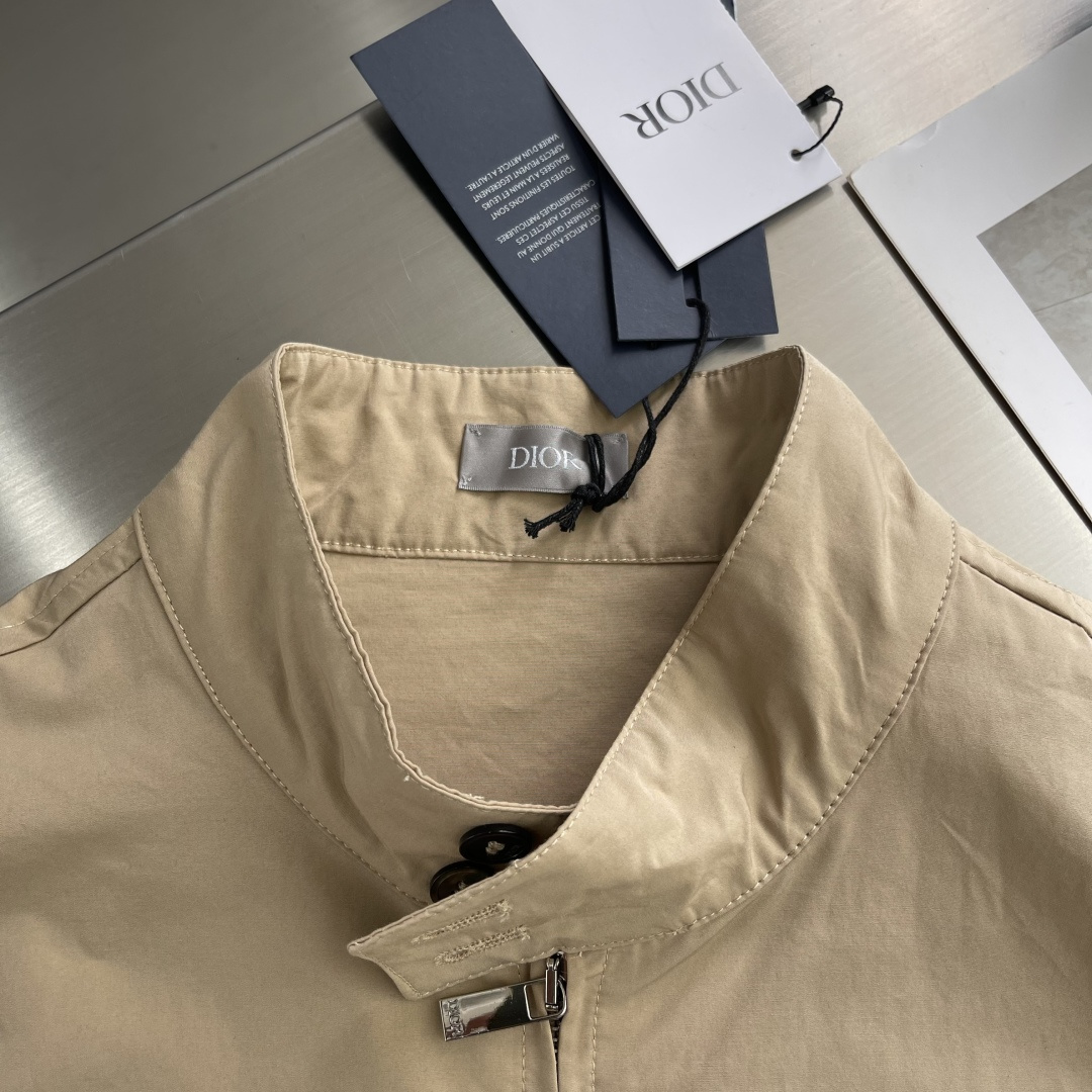 -Dio 25fw新款拉链衬衫夹克，这款拉链衬衫夹克重新诠释经典设计，打造时尚造型。采用棉质混纺面料精心