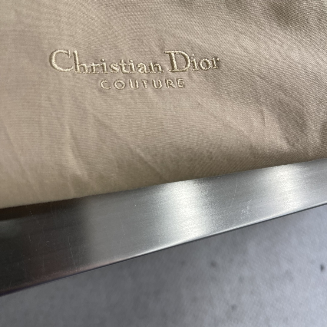 -Dio 25fw新款拉链衬衫夹克，这款拉链衬衫夹克重新诠释经典设计，打造时尚造型。采用棉质混纺面料精心