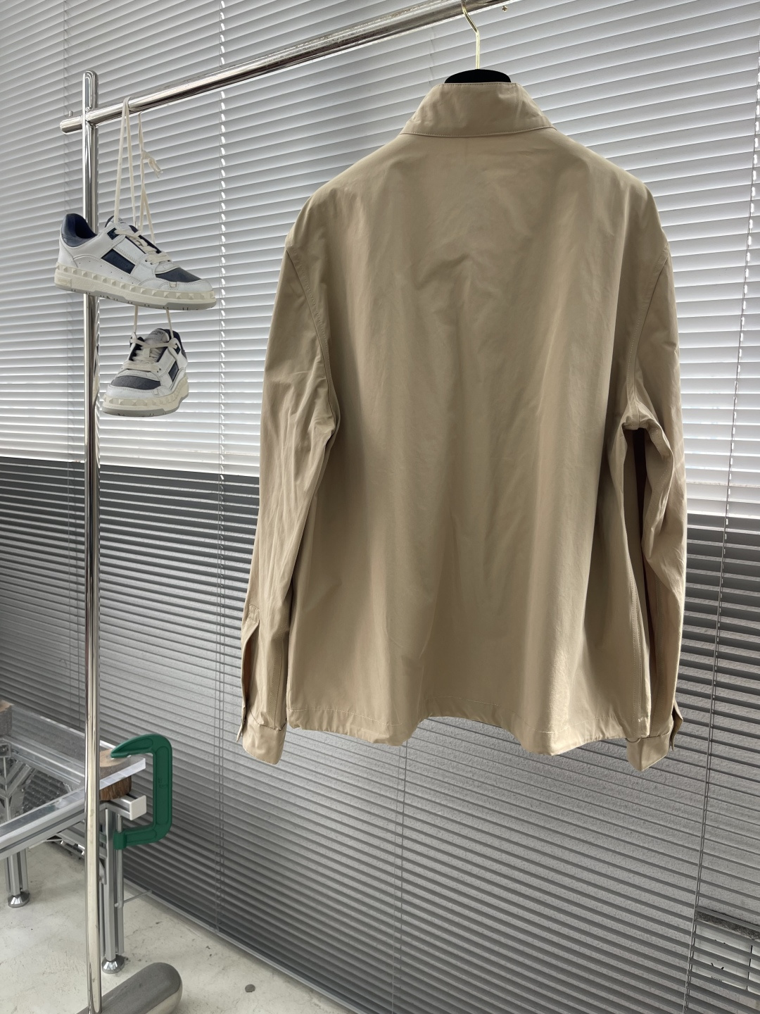 -Dio 25fw新款拉链衬衫夹克，这款拉链衬衫夹克重新诠释经典设计，打造时尚造型。采用棉质混纺面料精心