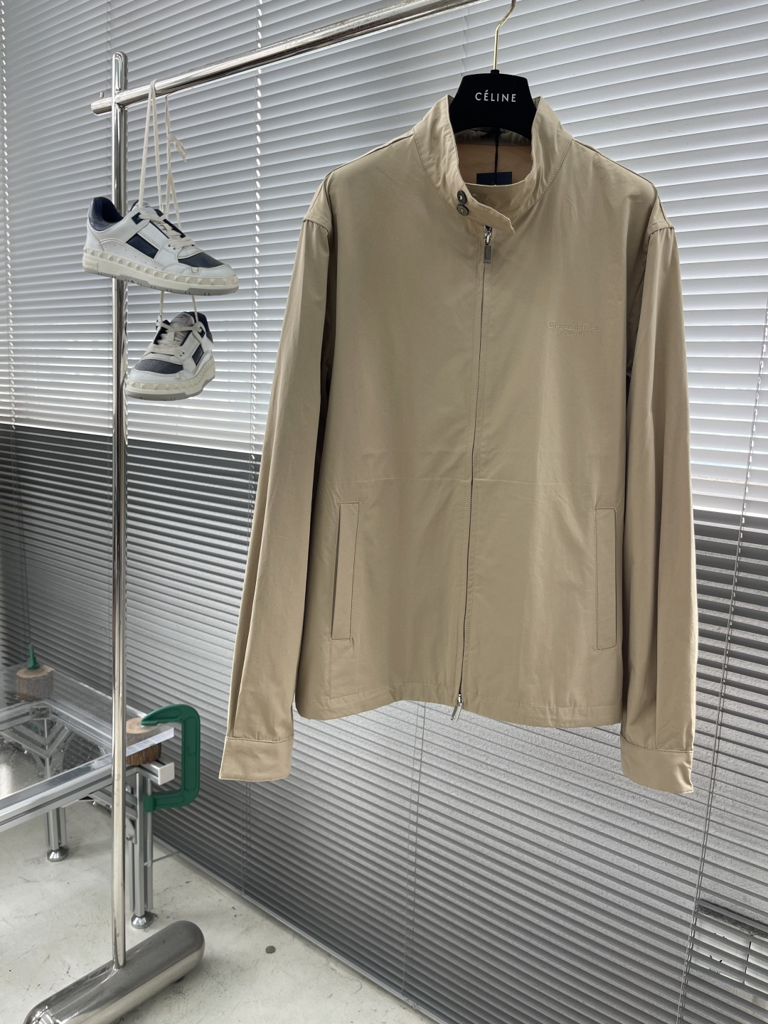 -Dio 25fw新款拉链衬衫夹克，这款拉链衬衫夹克重新诠释经典设计，打造时尚造型。采用棉质混纺面料精心