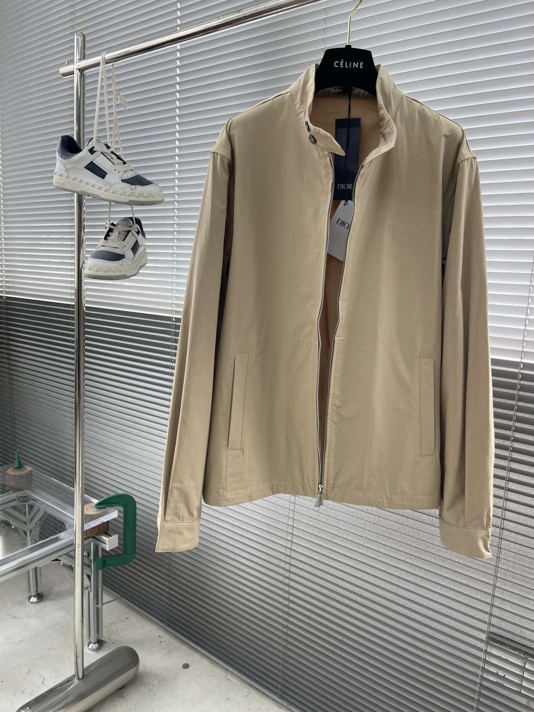 -Dio 25fw新款拉链衬衫夹克，这款拉链衬衫夹克重新诠释经典设计，打造时尚造型。采用棉质混纺面料精心