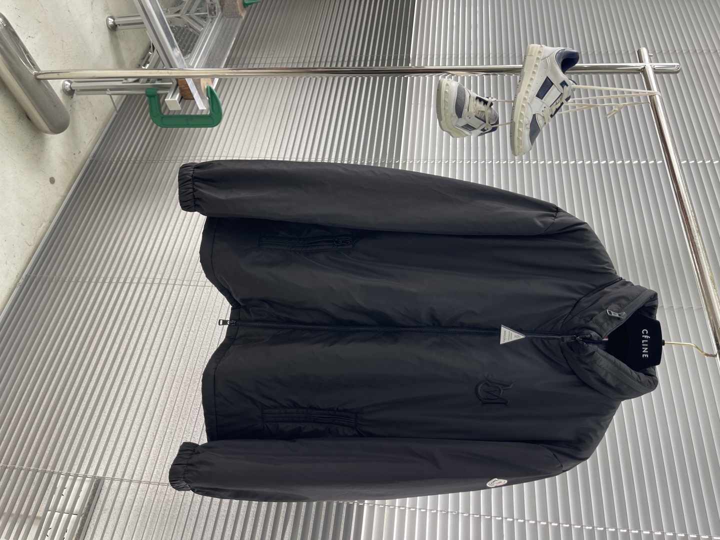 Veste Ouge Moncler en Nylon Noir avec Capuche Amovible et Détails Logo