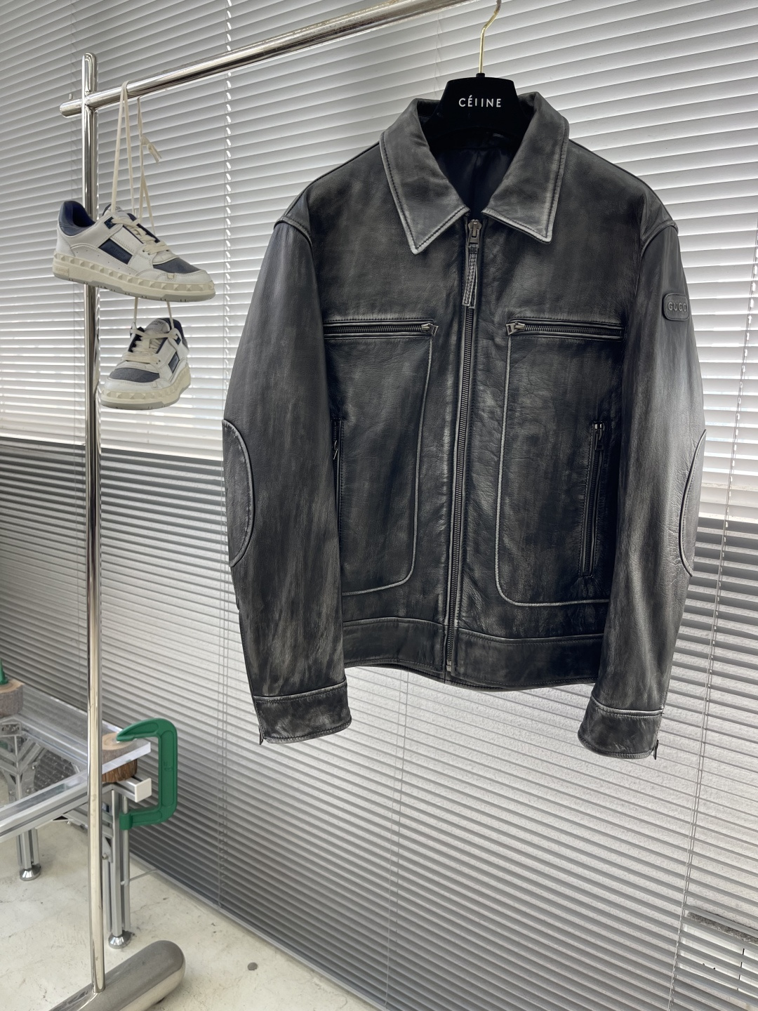 NO:660688,- The same leather jacket for GUCC's 25 major stars has appeared in Milan and South Korea fashion weeks several times. It uses Italian Tuscan cowhide, three-dimensional tailoring, and the upper body is extremely comfortable. The brand's iconic leather tags are engraved on the sleeves. They are hand-rubbed. Each piece is a unique work of art. The rub effect brings a retro and luxurious effect. Size 48-56 (M-3XL), Gucci - Clothing, gucci, gucci, leather jacket, cowhide, alexander  wang19860909-GUCC25年重磅明星同款皮衣来了  数次亮相米兰和韩国时装周,选用意大利托斯卡诺牛皮,版型立体剪裁,上身舒适感做到极致,袖子铭刻的品牌标志性皮牌,经过手工擦色处理,每一件都是独一无二的艺术品,擦色效果带来复古又奢华的效果 码数48-56（M-3XL）,古驰-服装,gucci,gucci,leather jacket,cowhide, ,Women's clothing