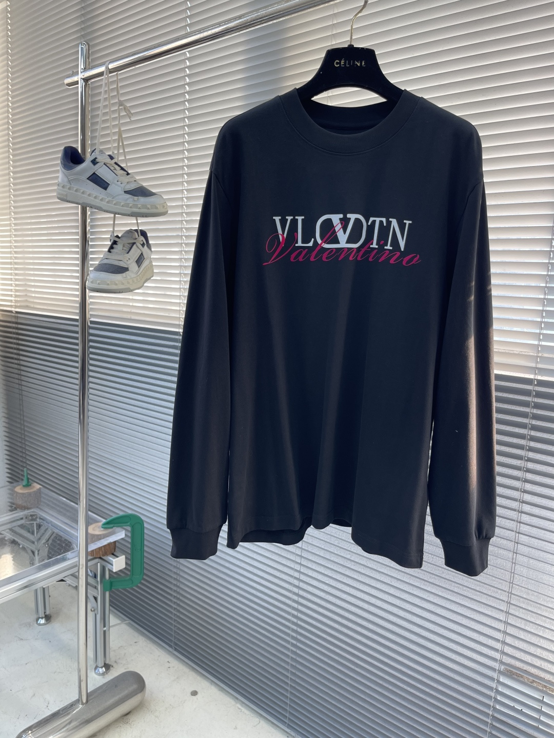 NO:539191,-VLTN2025 autumn and winter series long-sleeved base T-shirt size M-5XL slightly wide-size velvet double yarn fabric, the surface of the fabric is fur-fed and polished, the texture is smooth, the skin-friendly and comfortable to wear, the cloth feels soft and soft as clouds, the texture is unique and the structure is stable. The front is made of three-dimensional two-color printing, large logo design, which highlights the brand charm, and the back details hardware design, full of trendy brand feeling., tees, t-shirt, alexander wang19860909-VLTN2025秋冬系列长袖打底T恤 码数M-5XL 微阔版型 绒感双纱面料,面料表面食毛做磨毛工艺肌理平整,穿着亲肤舒适,布面触感软糯如云朵般温柔包裹,质感独特且结构稳定. 前幅做立体双色印花搭配,大logo设计,更突出品牌韵味,后幅细节五金设计,潮牌感十足.,,tees，t-shirt,alexander wang,Men's clothing