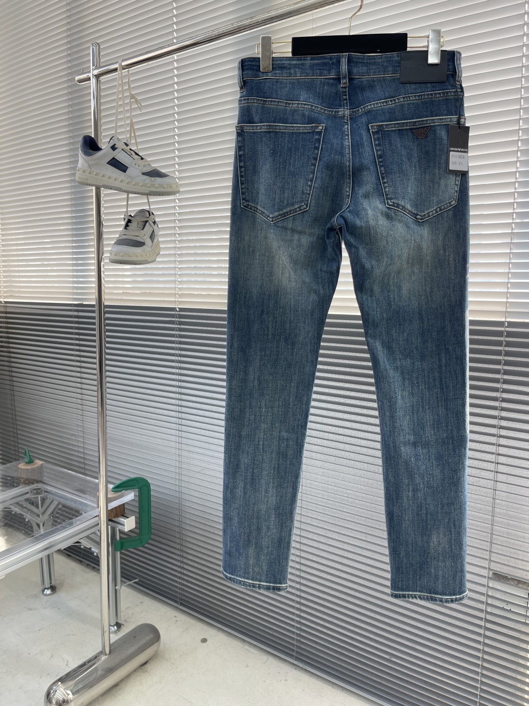 -EA 阿玛泥 25fw新款牛仔裤 小直筒版型 面料柔软舒适 带弹力 透气性好 搭配经典三角标设计 时尚