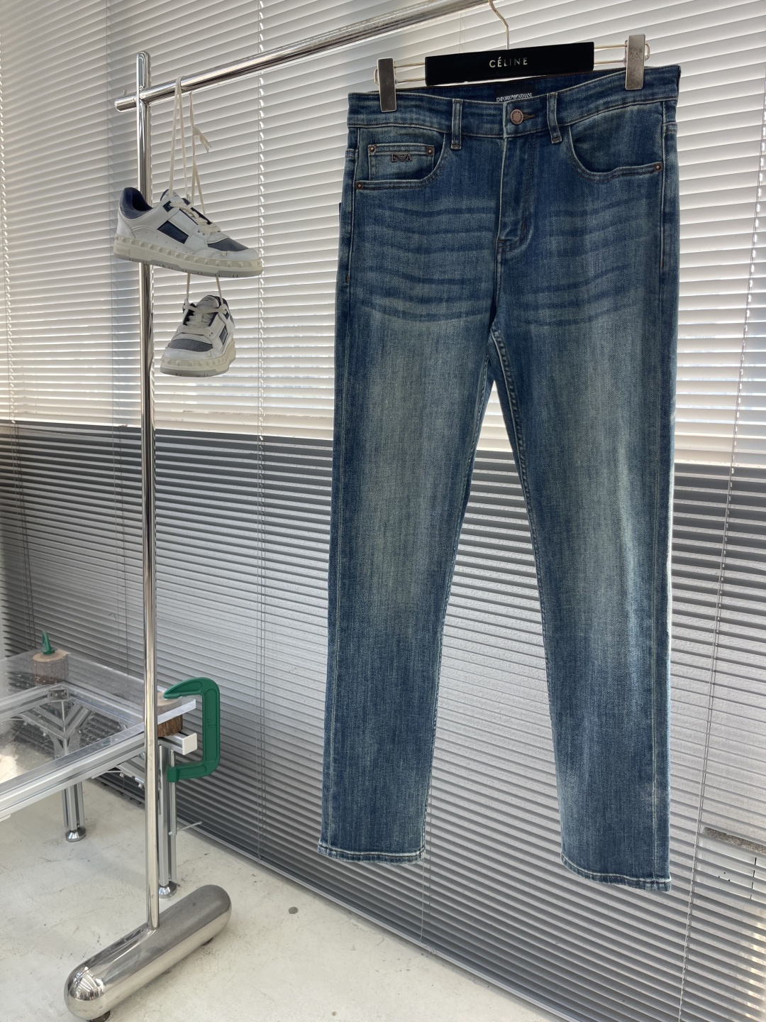 -EA 阿玛泥 25fw新款牛仔裤 小直筒版型 面料柔软舒适 带弹力 透气性好 搭配经典三角标设计 时尚