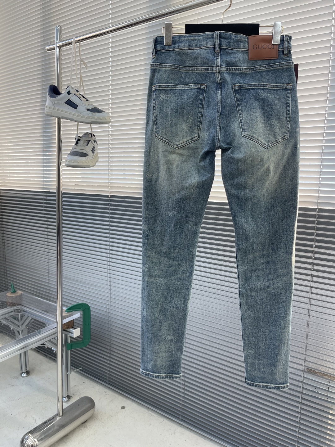 NO:540649,-GUCC2025 early autumn new product classic men's denim fashion washing jeans, pure Hong Kong foreign business channel goods, classic star-grade items, denim jeans are essential items in the closet, and are a tool for daily mixing and matching and styling. Every detail is enough to taste!  The classic overall design carries the ancient style, rich retro colors, and pocket printed letter logo pattern modification!  The iconic logo waist brand logo has been reshaped again. The innovative leather logo is very stunning. The design brings the overall modern retro accent and fashionable feel to the extreme, and greatly enriches the overall vision!  The style is perfectly tailored, satisfied with everyday outfits, full of upper body styles, must-have trousers for quality control and ancient masturbation control!  Size 29-38 (35 37), Gucci, Gucci, Jeans, Alexander wang19860909-GUCC2025早秋新品经典男士丹宁时尚水洗牛仔裤,纯正 香港洋行渠道货 经典明星级单品,丹宁牛仔裤属于衣橱的必备单品,属于日常混搭和造型的利器 每个细节皆足矣品味！经典整体的设计承载了古家风格,浓郁的文艺复古色彩,口袋印花字母logo图案修饰！标志性logo腰牌标识再一次得到重塑,革新后的皮标非常惊艳,设计把整体的现代复古腔调及时髦感发挥到极致,且极大的丰富了整体的视觉！版型剪裁完美,满足于日常各种穿搭,上身型款十足,于品质控及古迷控者必入型裤装！ 尺码29-38（35 37）,,gucci,gucci,jeans,alexander wang,Men's clothing