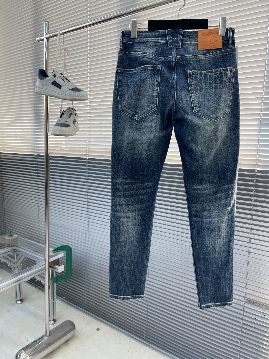 -Dio 25fw新品牛仔裤 原色系 面料带弹力 舒适度高 立体剪裁 后口袋处搭配时尚印花字母 码数：2