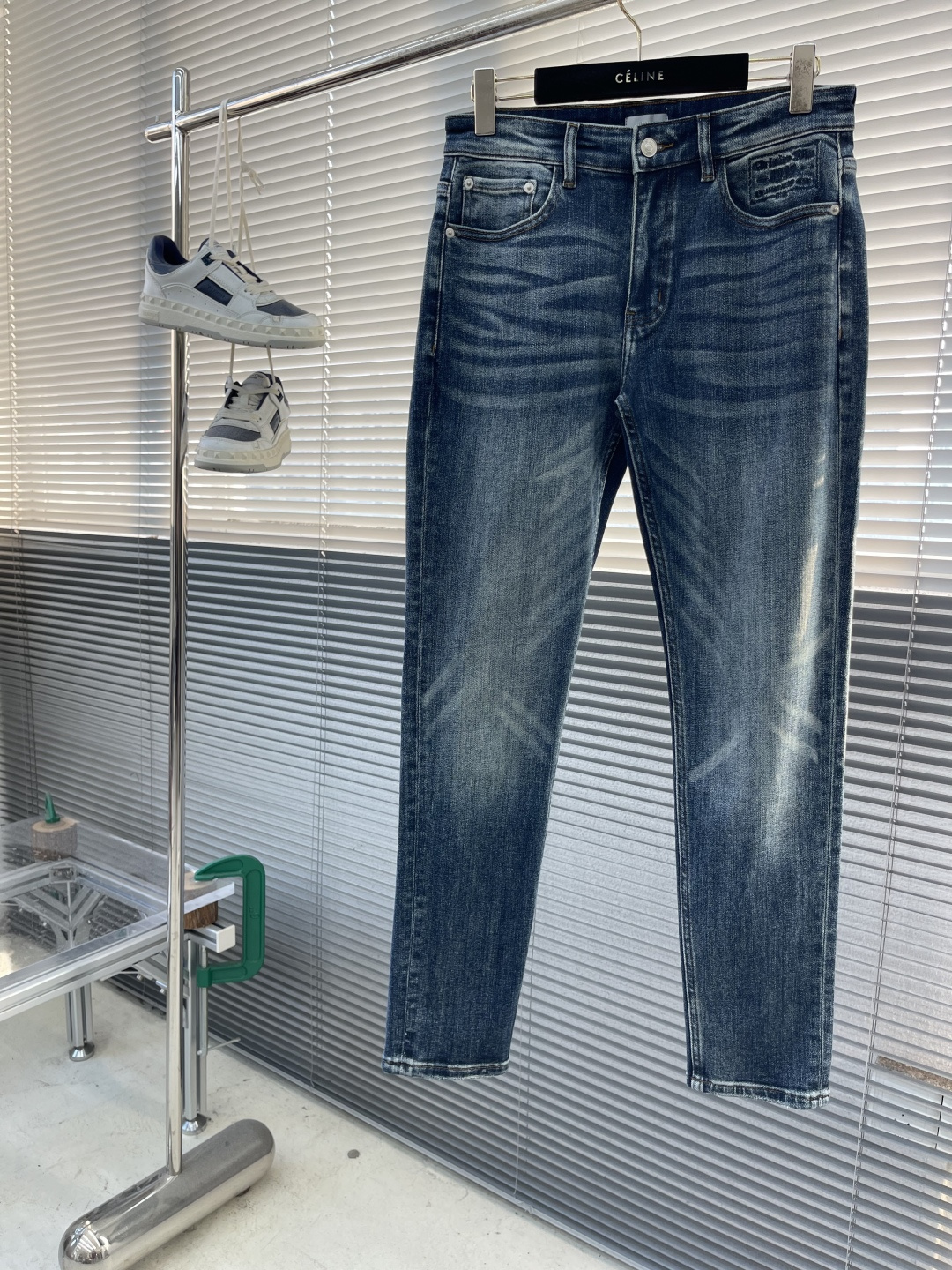 -Dio 25fw新品牛仔裤 原色系 面料带弹力 舒适度高 立体剪裁 后口袋处搭配时尚印花字母 码数：2