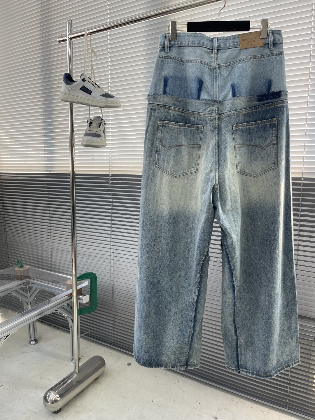 -Balenciag 拼接口袋牛仔裤定制缎蓝赛洛纺牛仔绮料 质感十足 舒适贴肤 以色彩的渐变与碰撞为核心