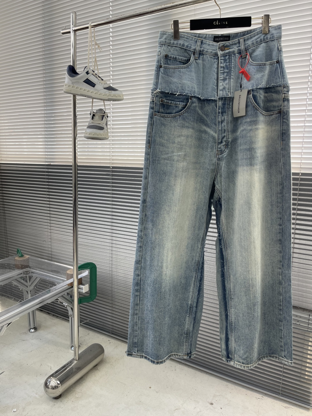 -Balenciag 拼接口袋牛仔裤定制缎蓝赛洛纺牛仔绮料 质感十足 舒适贴肤 以色彩的渐变与碰撞为核心