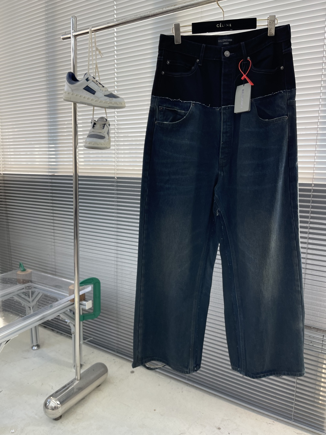 -Balenciag 拼接口袋牛仔裤定制缎蓝赛洛纺牛仔绮料 质感十足 舒适贴肤 以色彩的渐变与碰撞为核心