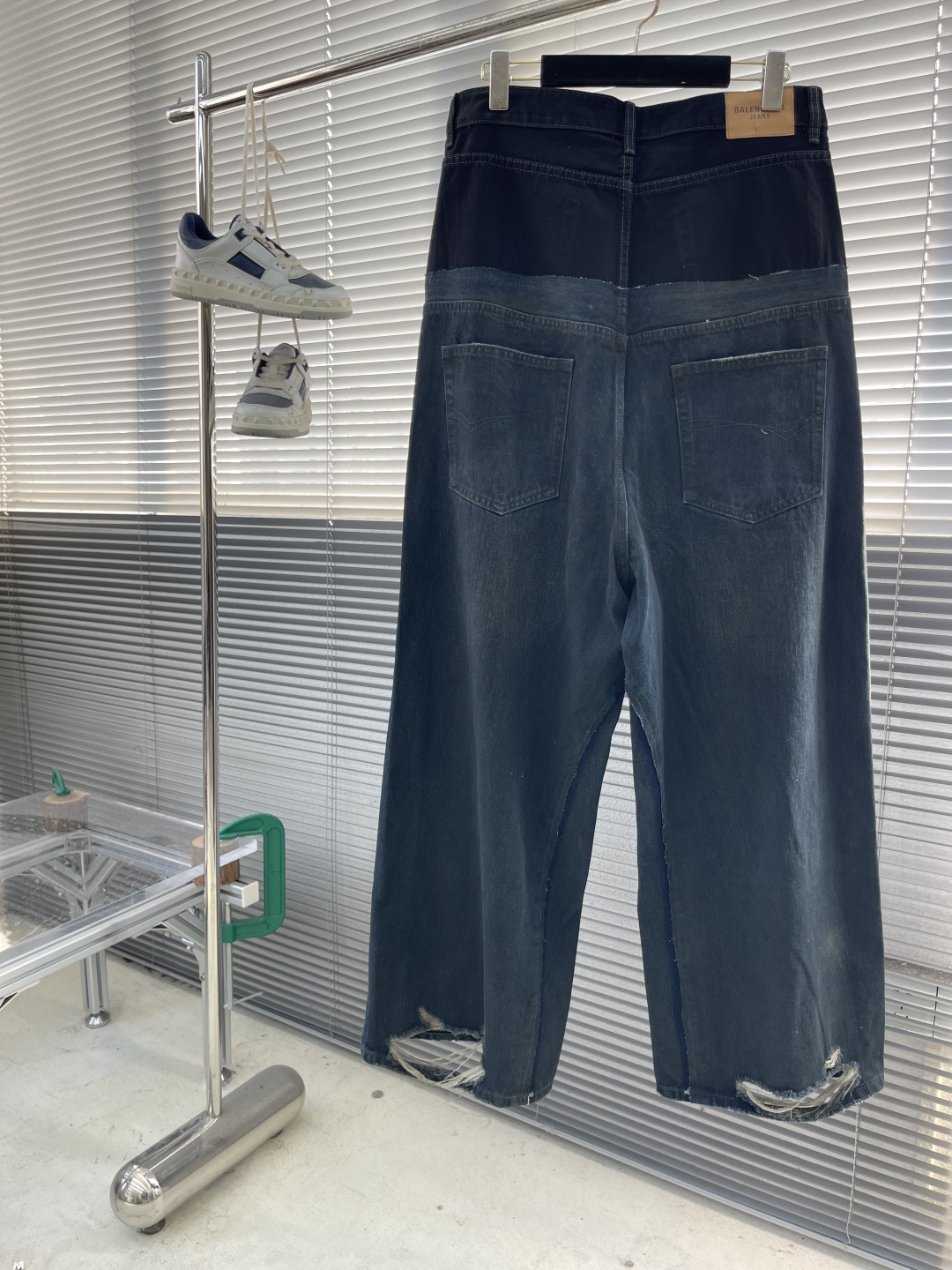 -Balenciag 拼接口袋牛仔裤定制缎蓝赛洛纺牛仔绮料 质感十足 舒适贴肤 以色彩的渐变与碰撞为核心