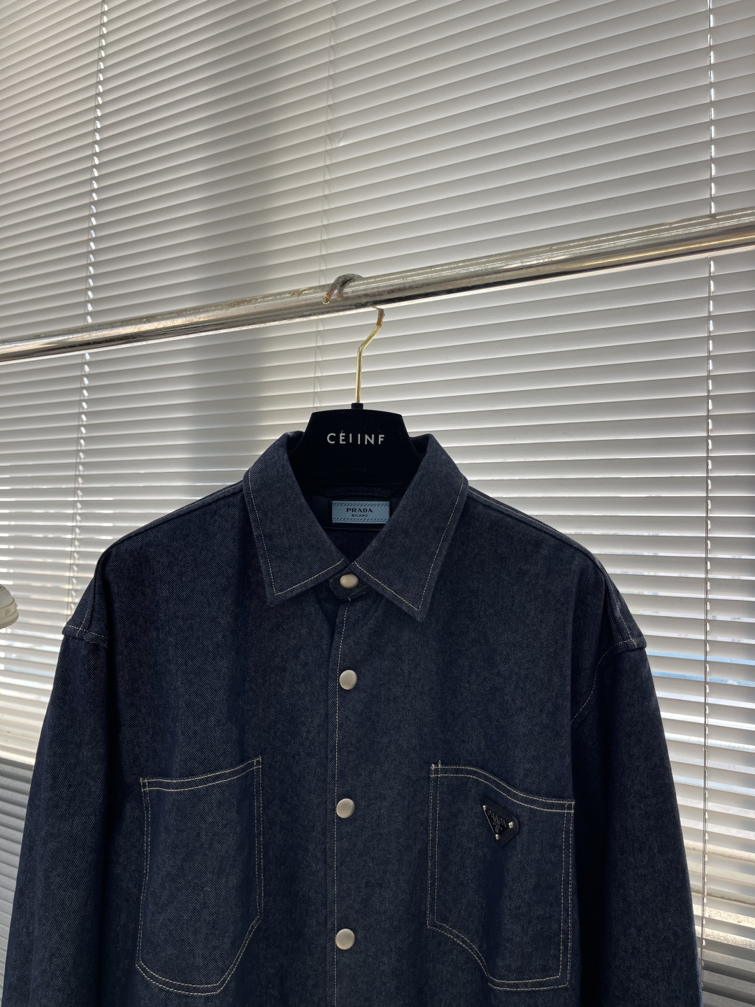 -PRAD 2025男士 秋季最新款纯色长袖三角标牛仔外套 简约到了极致就是经典！！版型实在太好了，上身