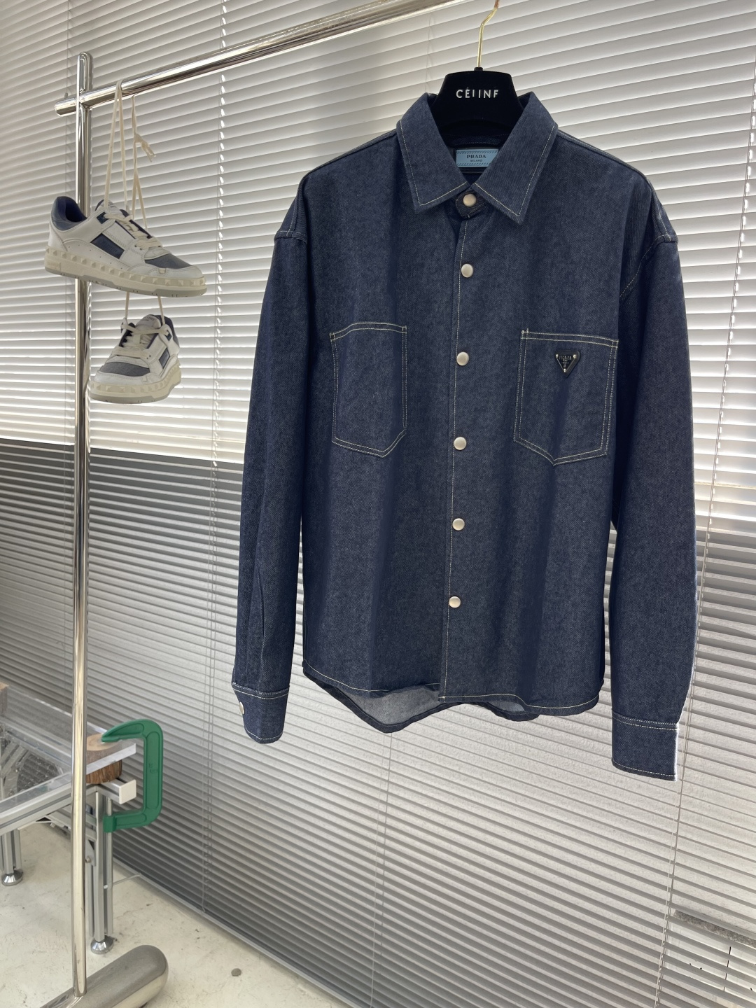 -PRAD 2025男士 秋季最新款纯色长袖三角标牛仔外套 简约到了极致就是经典！！版型实在太好了，上身