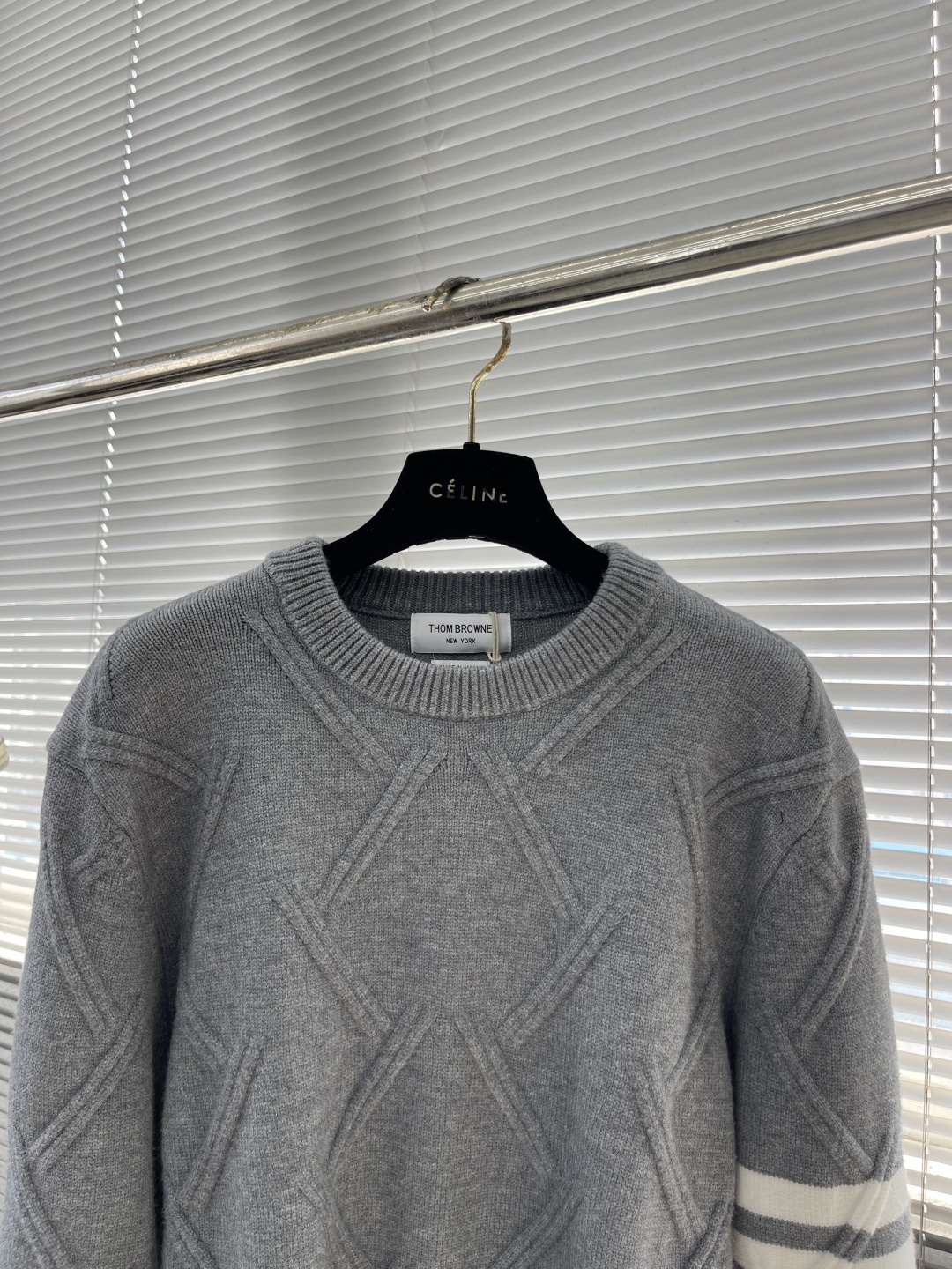 -TB 新款圆领菱形针织毛衣！经典四条纹袖口设计，菱形编织纹理立体有型，袖口白色条纹点缀，简约大气。面料