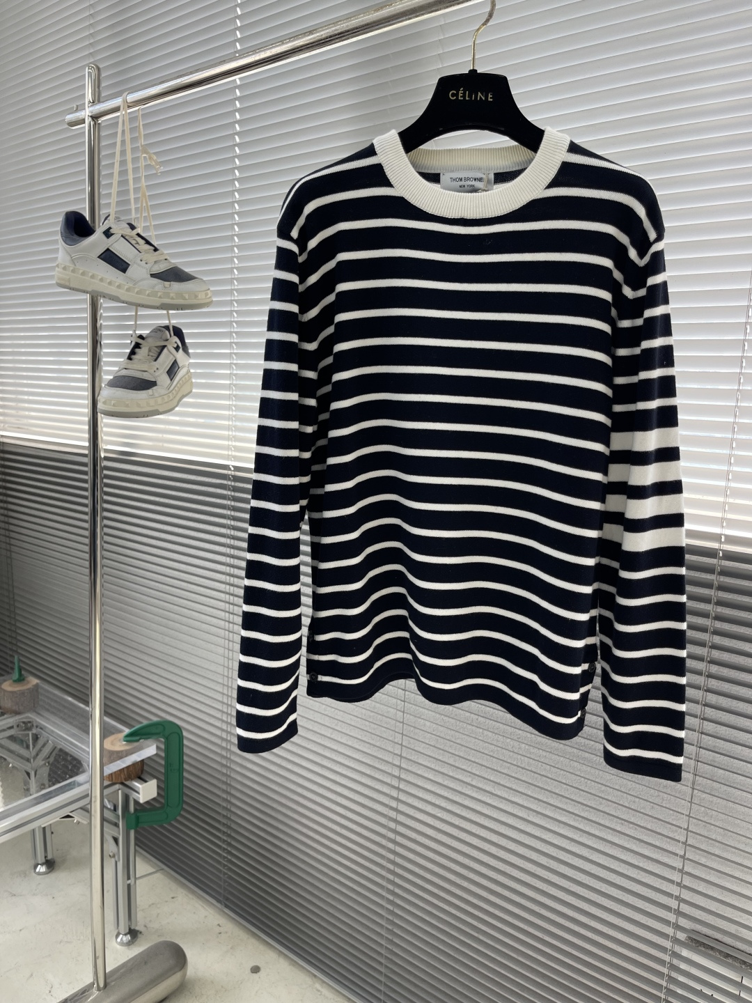 -TB 新款条纹长袖针织衫！经典条纹设计，圆领螺纹边，简约百搭款式。采用优质针织面料，轻薄透气，适合春秋